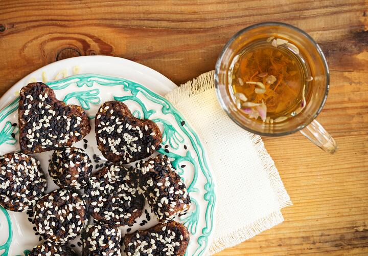 «Бывают случаи токсического гепатита»: чем опасны травяные чаи, объяснила врач