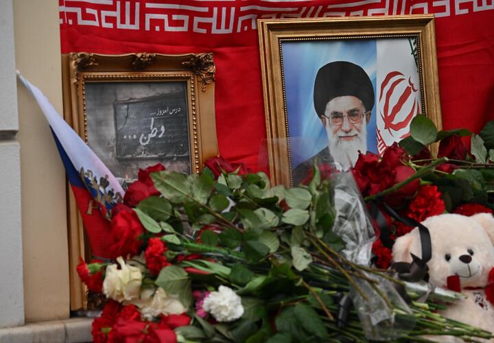 Али Хаменеи алтарь