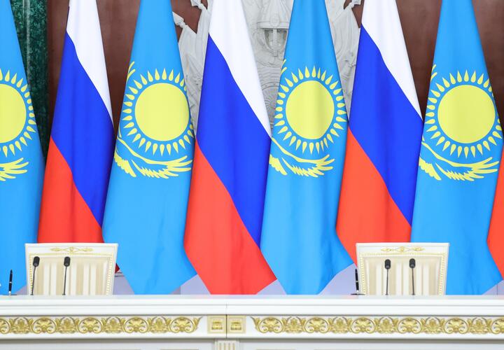 Флаги России и Казахстана
