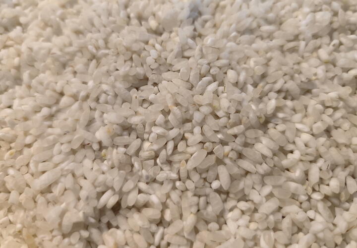 Давайте разберемся, кому и почему вредно употреблять популярную во всем мире крупу