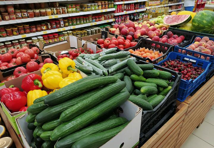 Прилавок с овощами и фруктами