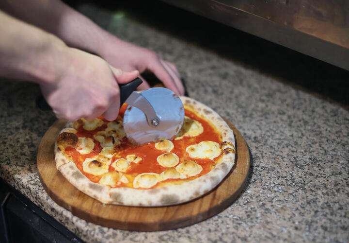 Какие остатки еды опасны даже при хранении в холодильнике, рассказала микробиолог