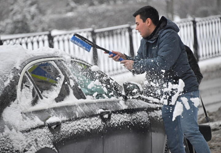 Курорт засыпало: в Сочи объявили об опасном снегопаде, службы работают в усиленном режиме