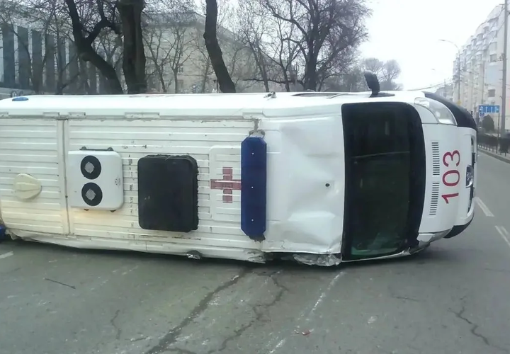 Машину «скорой» опрокинули в центре Краснодара