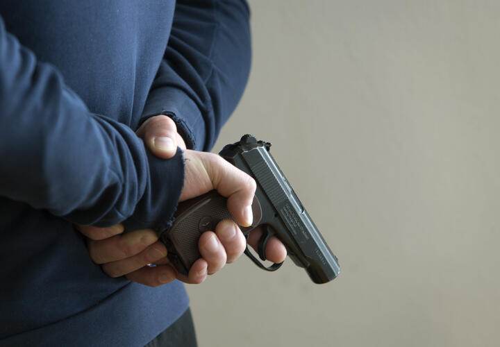 На кладбище в Абинске на Кубани местный житель пустил пулю в работника погоста