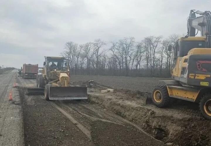 Участок дороги ремонтируют