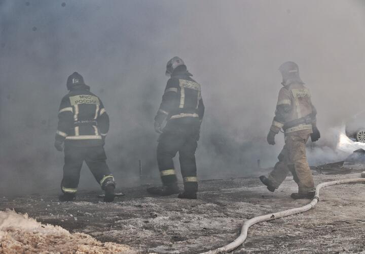 Нефтебазу в Лабинске на Кубани после атаки вражеским БПЛА тушат 4 пожарных расчета