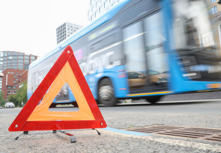 Обломки БПЛА упали на автобус с пассажирами в Сочи