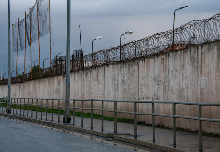 Бывший чиновник обвинен в растрате и обмане подрядчиков