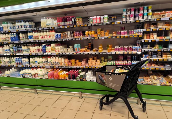 Полки с продуктами 