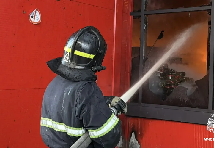 Пожар на складе магазина «Светофор» в Краснодаре не могут потушить почти десять часов