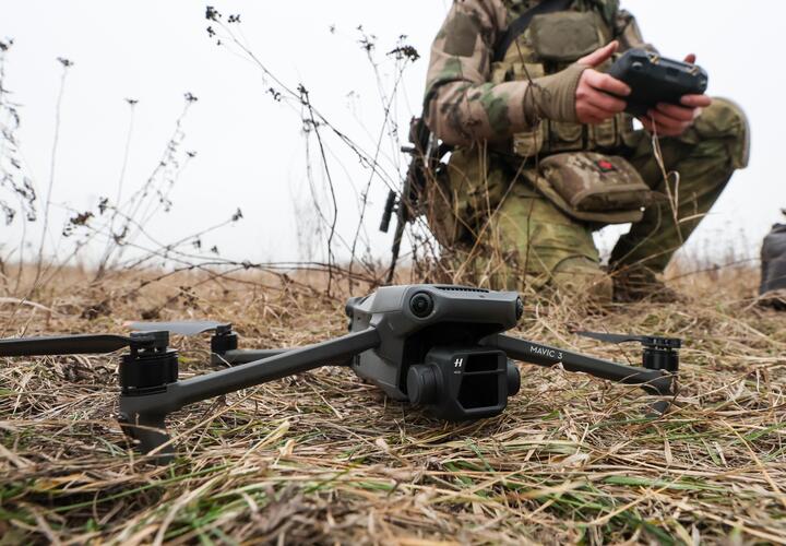 Дроновод с дроном