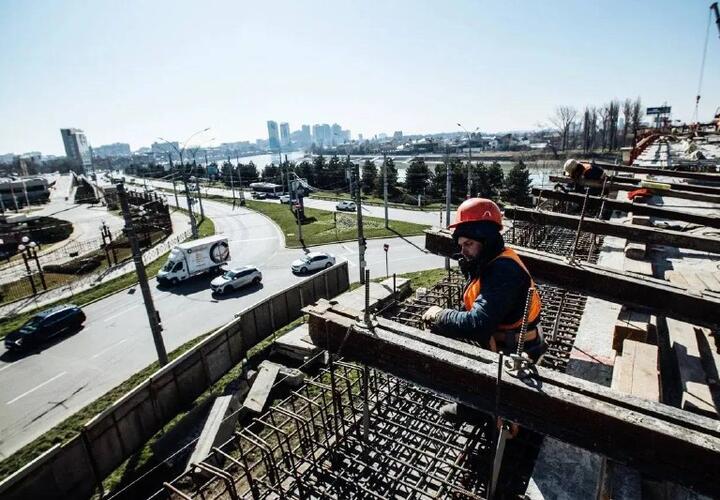 Работы идут днём и ночью: что успели сделать на Тургеневском мосту на стороне движения из Адыгеи в Краснодар?