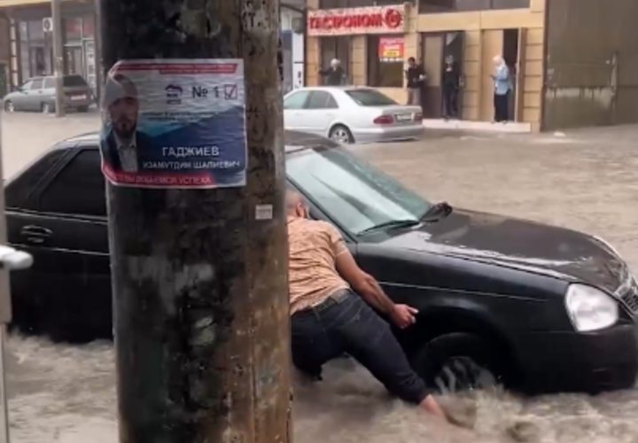 Разгул стихии в Дагестане: затоплены улицы Махачкалы, в Хасавюртском районе обрушился мост