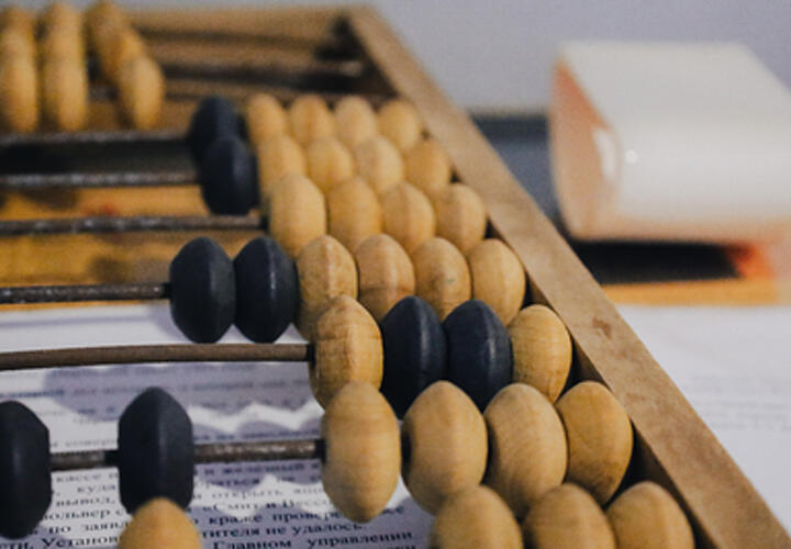 Самые высокие зарплаты в России достигли почти 900 тысяч рублей. Кто их получает?