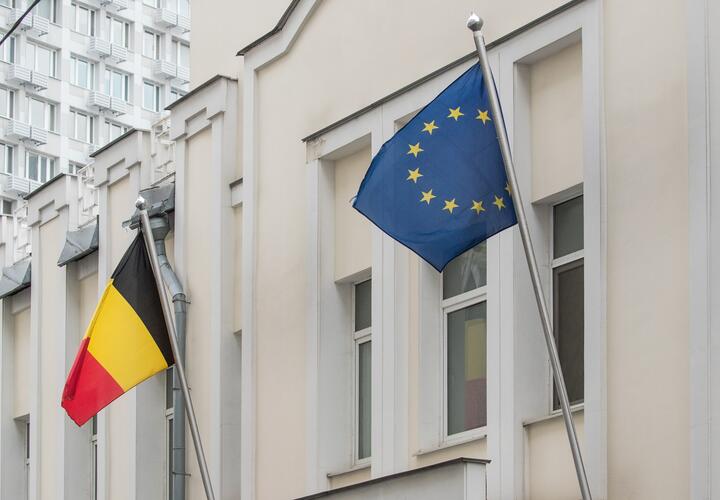 Флаги ЕС и Бельгии