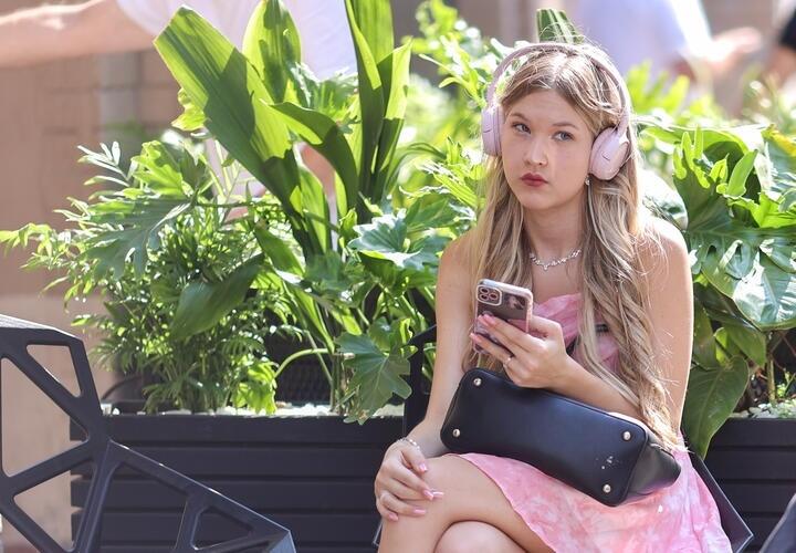 Девушка в наушниках