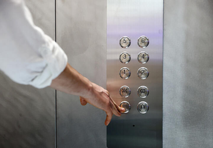 Ужас в больнице Адыгеи: тело пациента обнаружили в шахте лифта спустя 21 день