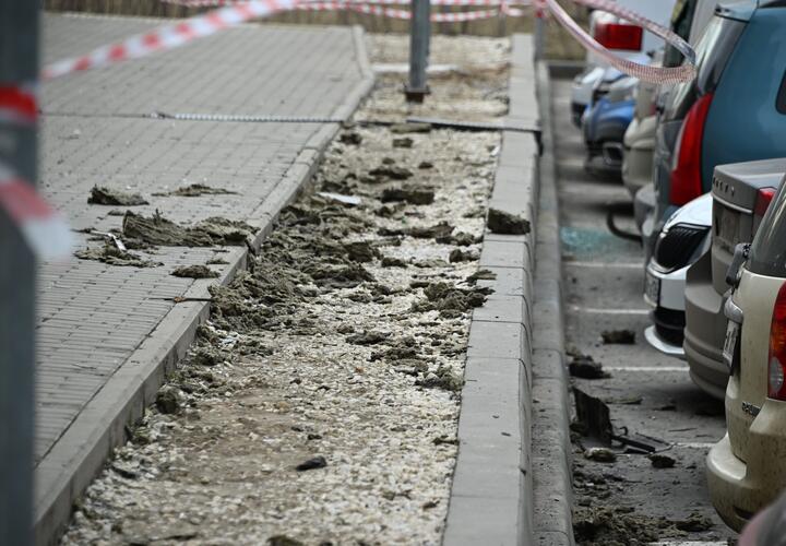 В Сочи один человек ранен, на крышу его дома прилетели части сбитого БПЛА. Атака продолжается второй день