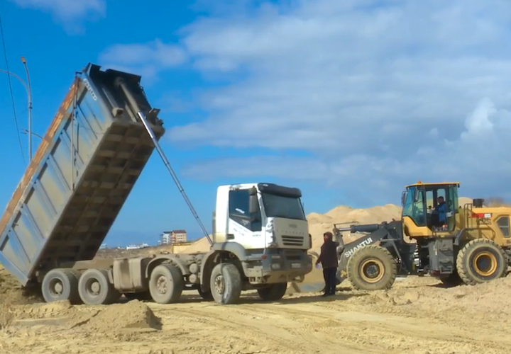 Витязево меняет облик: на пляжи везут новый песок. Где его взяли?