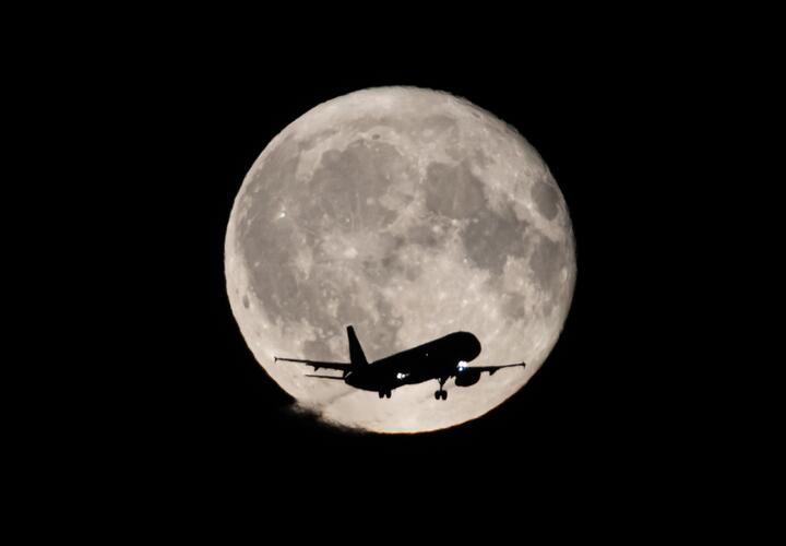Самолет на фоне луны