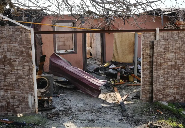 Всё чёрное и обугленное, нет «живого места»: появились кадры повреждённых домов в Новороссийске после масштабного нападения Украины