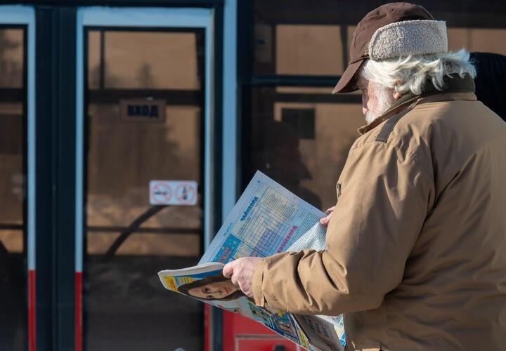 Пассажир читает газету