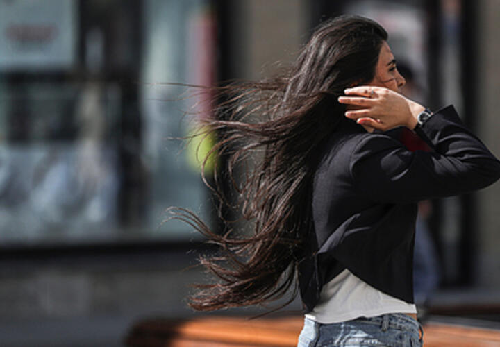 Жёсткая вода разрушает волосы: врач назвала способы защиты