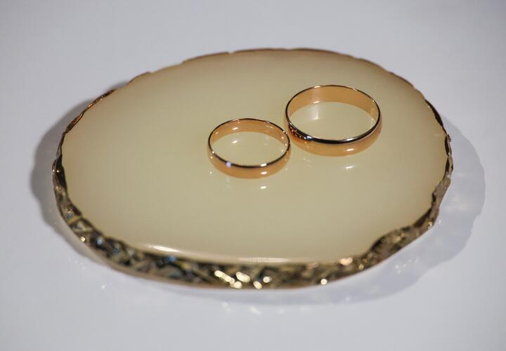 Химик объяснил, какие металлы в украшениях провоцируют раздражение