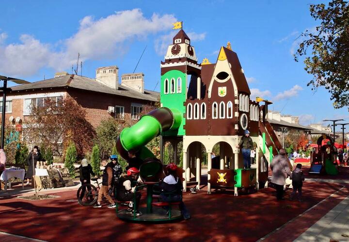 Подрядчик уже завершил демонтаж старых покрытий - впереди обустройство дорожек, освещение и детская зона