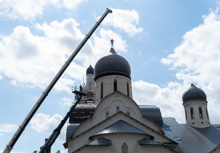 Строительная компания DOGMA возводит в микрорайоне «Самолёт» один из крупнейших храмов юга России. В престольный праздник Сорока Севастийских мучеников митрополит Екатеринодарский и Кубанский Василий совершил чин освящения куполов