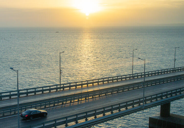 Две большие очереди образовались перед Крымским мостом