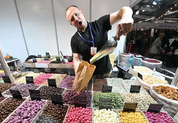 Мимо кассы: приезжий сладкоежка вынес 24 коробки конфет из краснодарского магазина