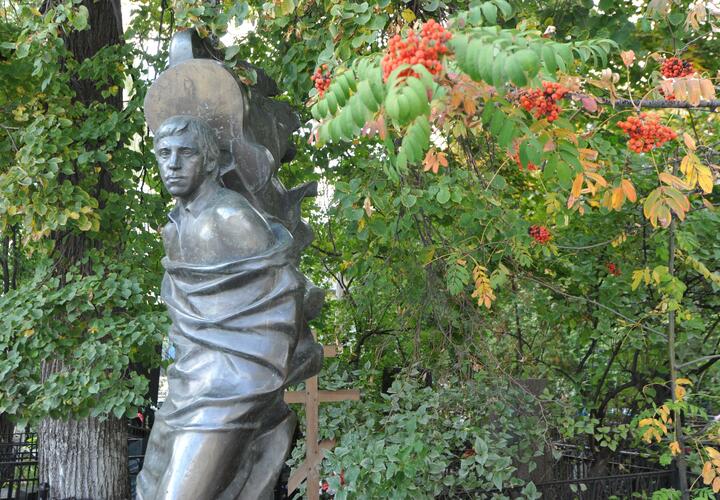Памятник высоцкому на Ваганьковском кладбище в Москве