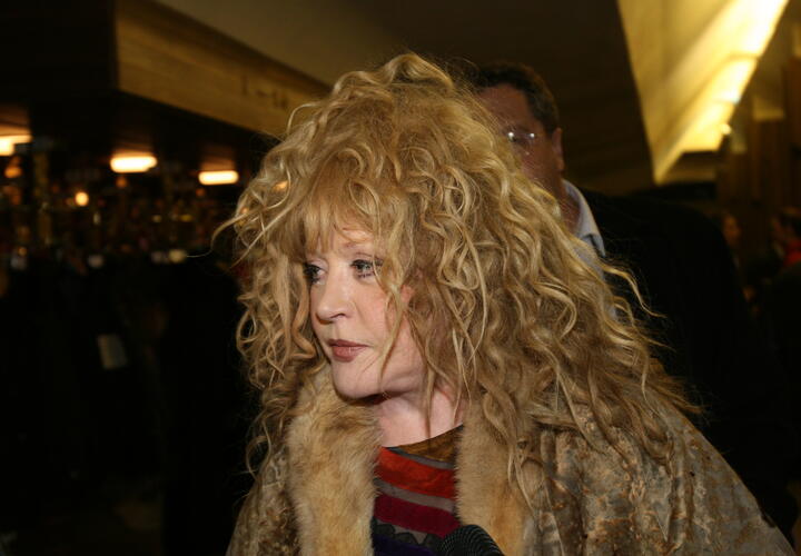 Муж примадонны уже отметился долгом в полмиллиона за замок в Грязи