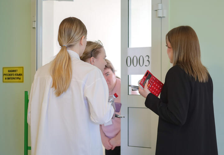 Не в праве прикасаться: Рособрнадзор запретил досматривать школьников на ЕГЭ