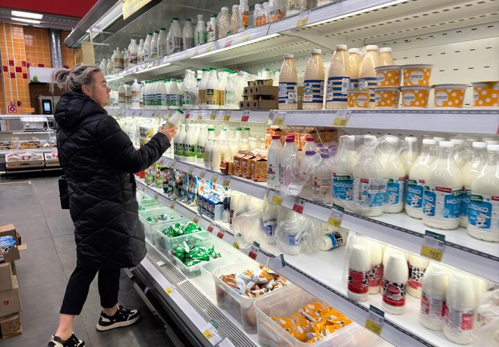 Полки с продуктами в супермаркете 