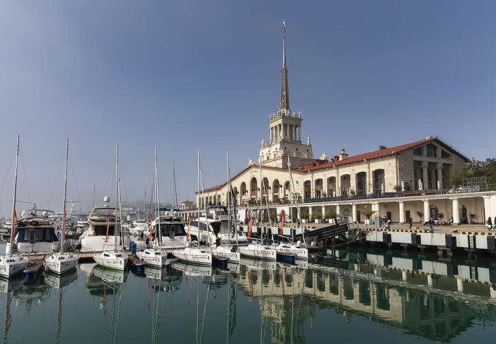 За месяц до праздников трехдневное размещение с завтраками можно найти от 27 тысяч рублей