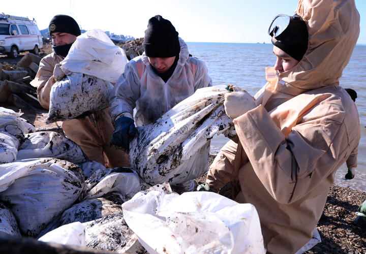 Пляж в Новороссийске покрылся мазутными пятнами