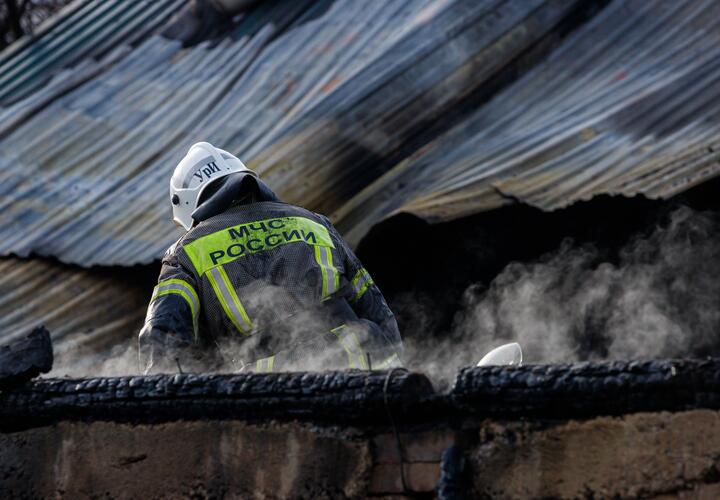 Пожар, возникший после атаки БПЛА на морской терминал в Туапсе, всё ещё тушат, но площадь огня уменьшается