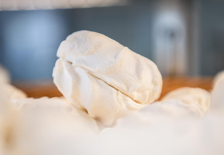 Врач развеяла миф о диетических свойствах десерта и рассказала, сколько его можно съесть без последствий