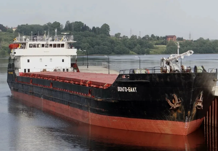 Сгоревшее и почти затонувшее судно, которое Украина атаковала в Азовском море, отбуксировали к побережью Краснодарского края