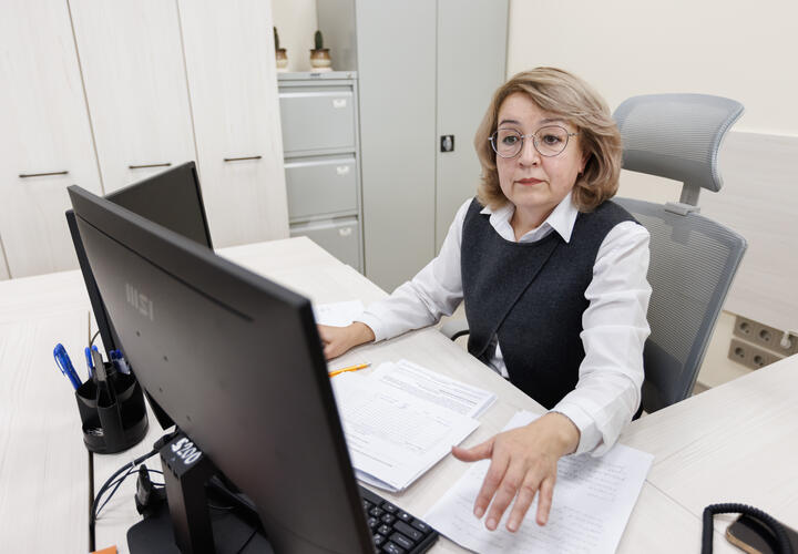 Скрытая угроза: офисный воздух разрушает кожу и волосы, рассказала косметолог