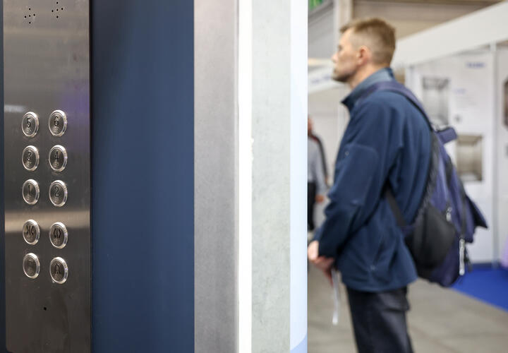 Трагедия в лифте: в Краснодаре из‑за несчастного случая ремонтнику ампутировали палец. Сколько за это заплатит компания?