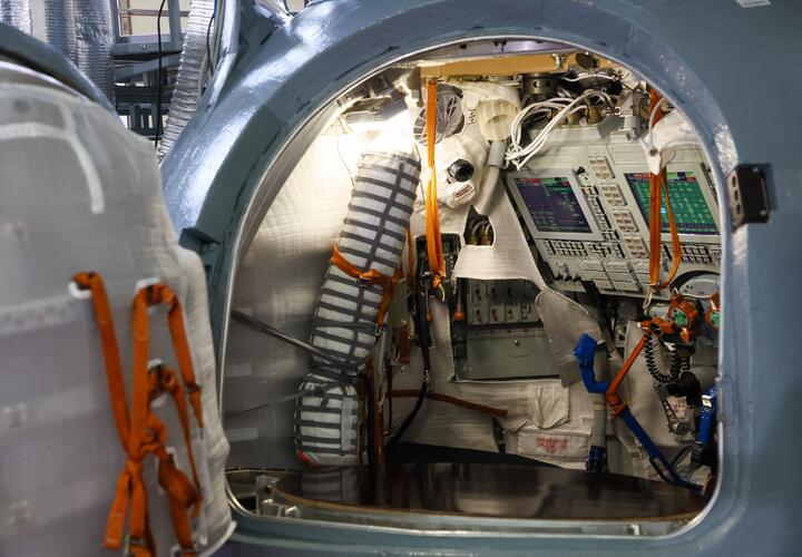 Трамп нарушил протокол, похлопав Карла III по плечу, грузовой корабль состыковался с МКС: что произошло, пока вы спали