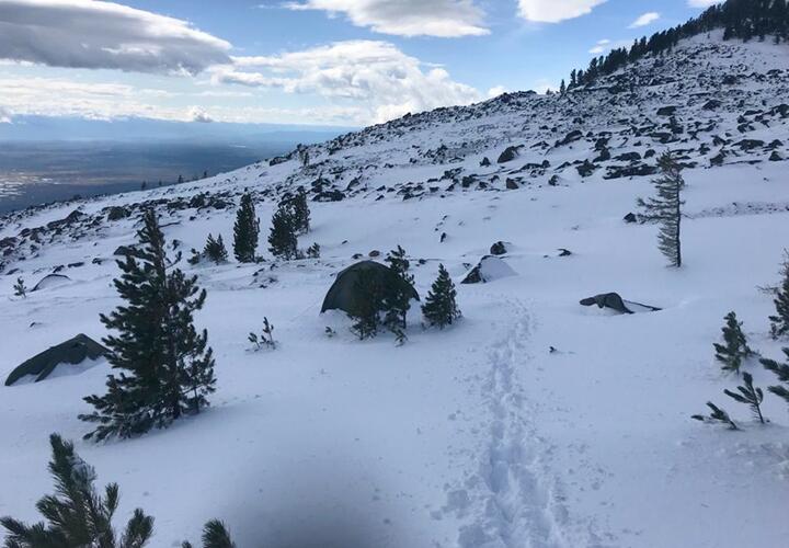 Палатка на горном склоне