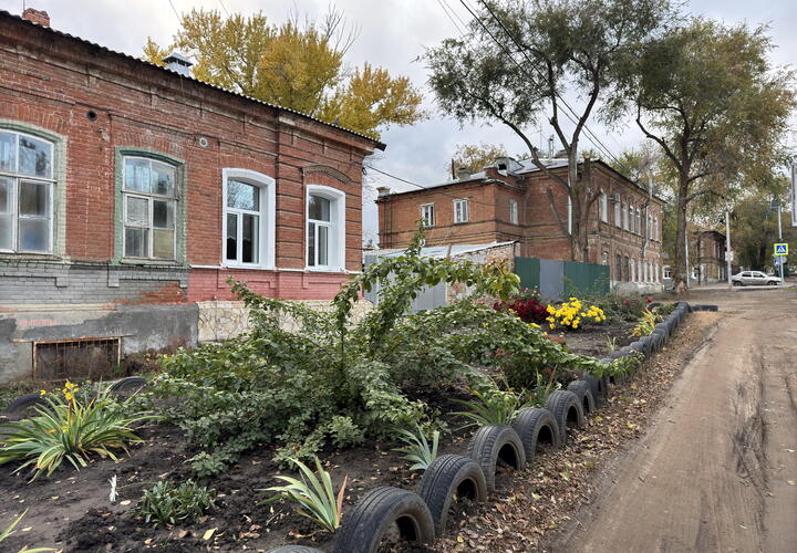 Уголовная ответственность может грозить россиянам за украшение клумб покрышками, рассказал юрист