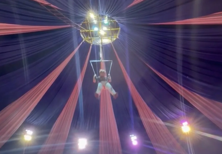 В Краснодаре девочку подняли под купол цирка: детей участников СВО пригласили на праздничное шоу и даже организовали для них встречу на арене