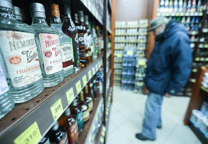 В Краснодаре покупатель магазина размахивал половым органом всем вокруг, его уличили в приставаниях к подростку