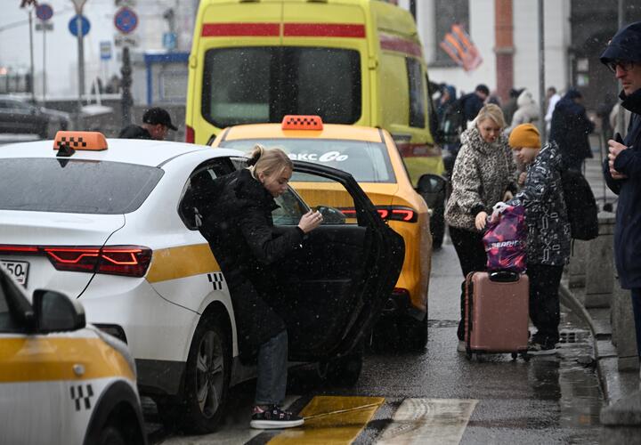 В Краснодаре таксист, требовавший у жены участника СВО деньги за возврат документов, пытался сбежать от полиции